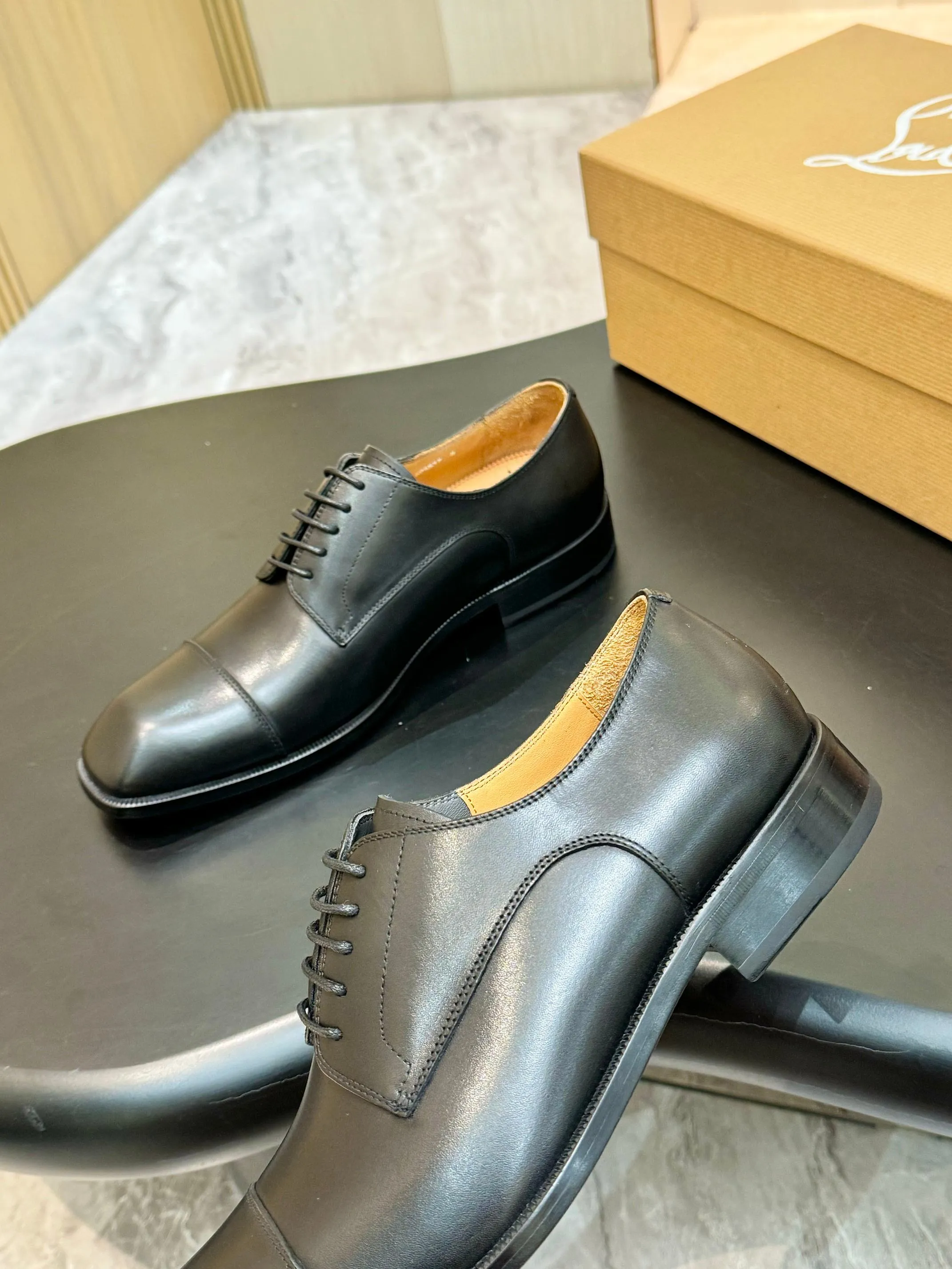 [CL red sole shoes] Top P: 1020💰 Size 39-44 (⚠️38.45.46.47 custom-made, non-returnable and non-exchangeable) 🆑High-end men's business formal leather shoes, original authentic top quality goods ••✅💯 Top original order purchasing agent! Original imported patterned cowhide ➕Imported cowhide lining ➕Cowhide feet ➕Original leather outsole~🉑️Feel free to compare the authentic ones!